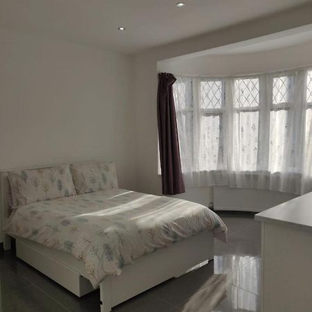 לונדון Stunning Double Room In Harrow Wembley - Khoob House מראה חיצוני תמונה