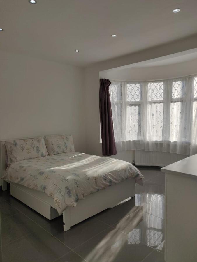 לונדון Stunning Double Room In Harrow Wembley - Khoob House מראה חיצוני תמונה