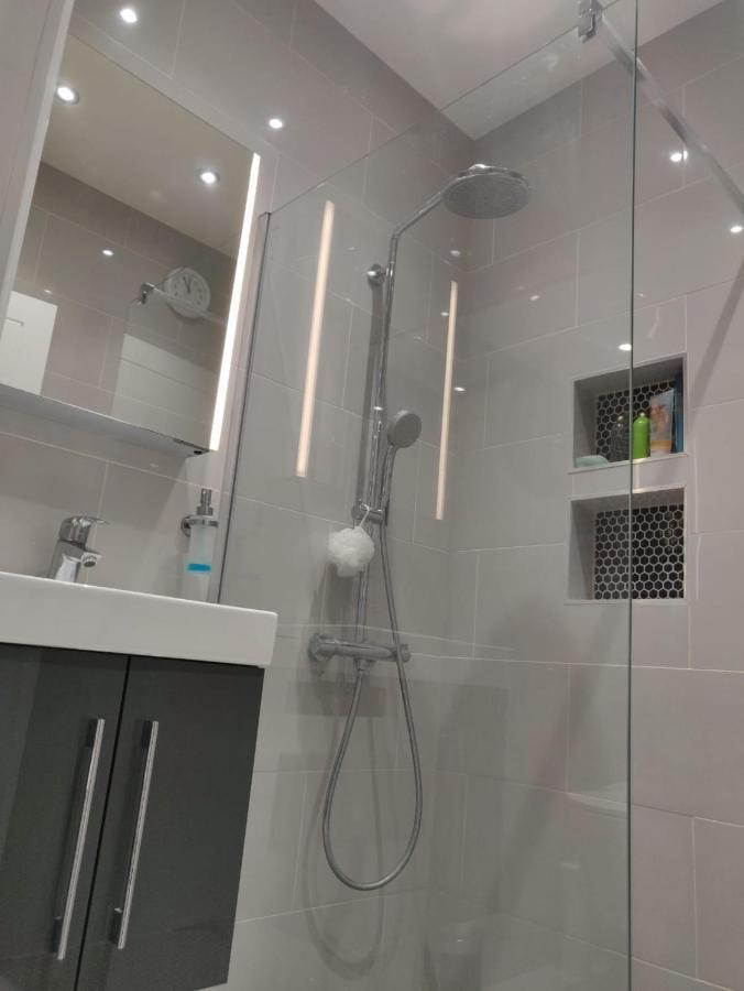 לונדון Stunning Double Room In Harrow Wembley - Khoob House מראה חיצוני תמונה